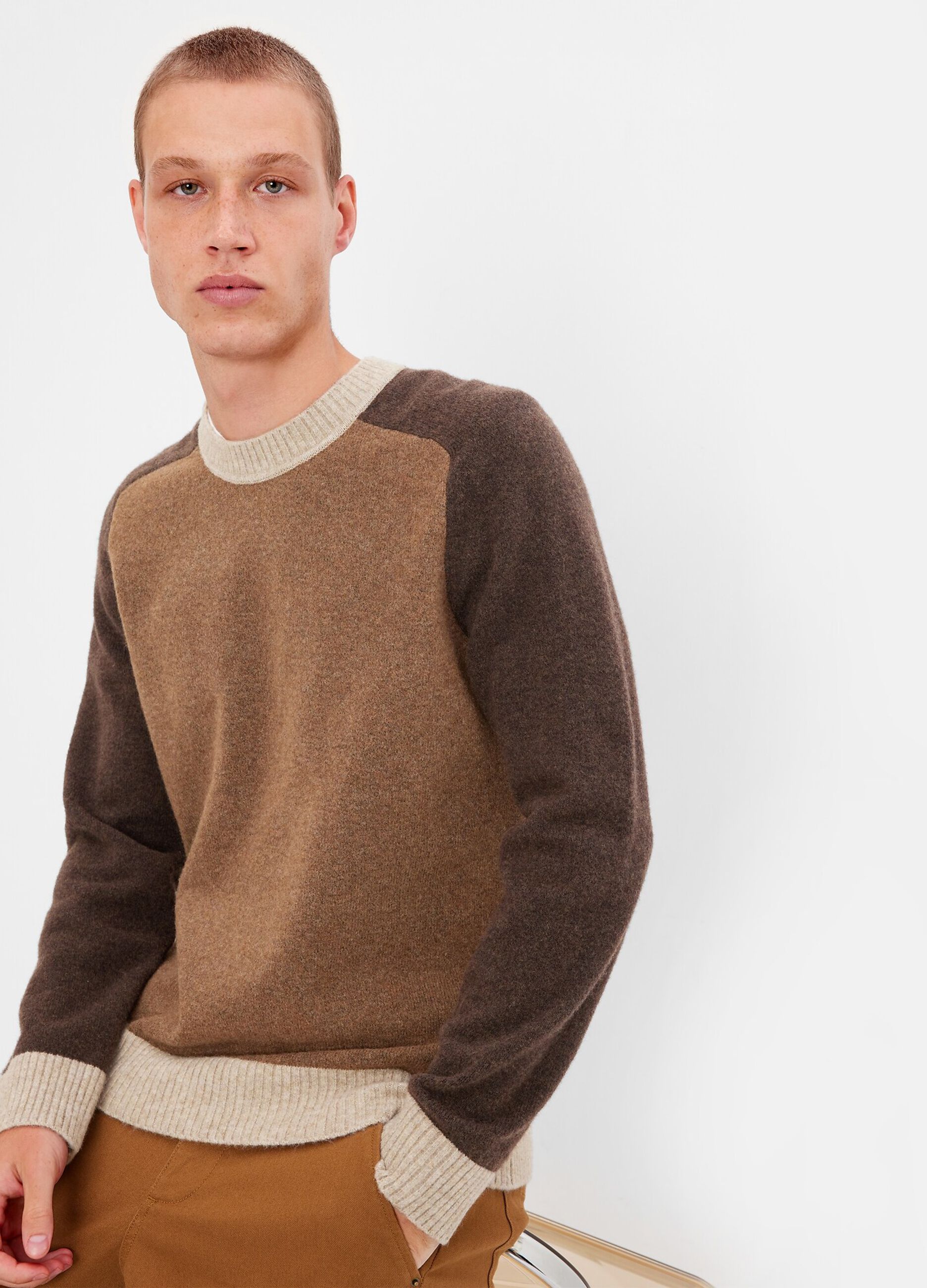 Colourblock pullover with round neck