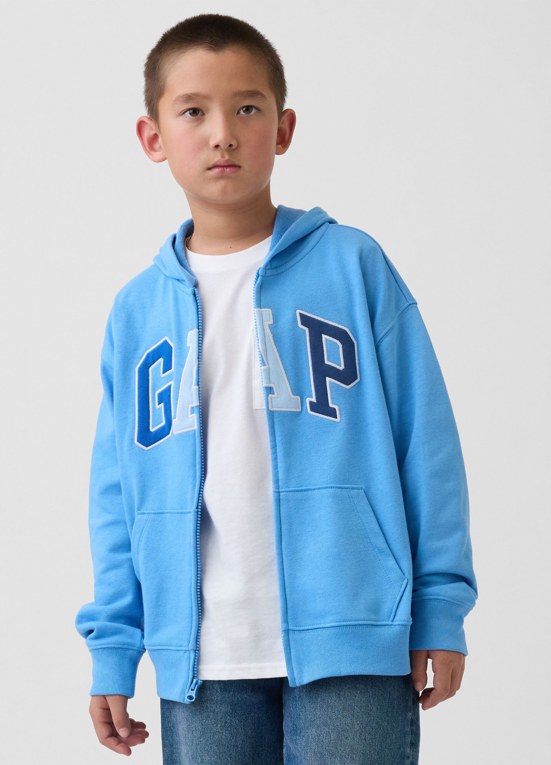 Felpa in misto cotone azzurra da bambino con logo, zip e cappuccio