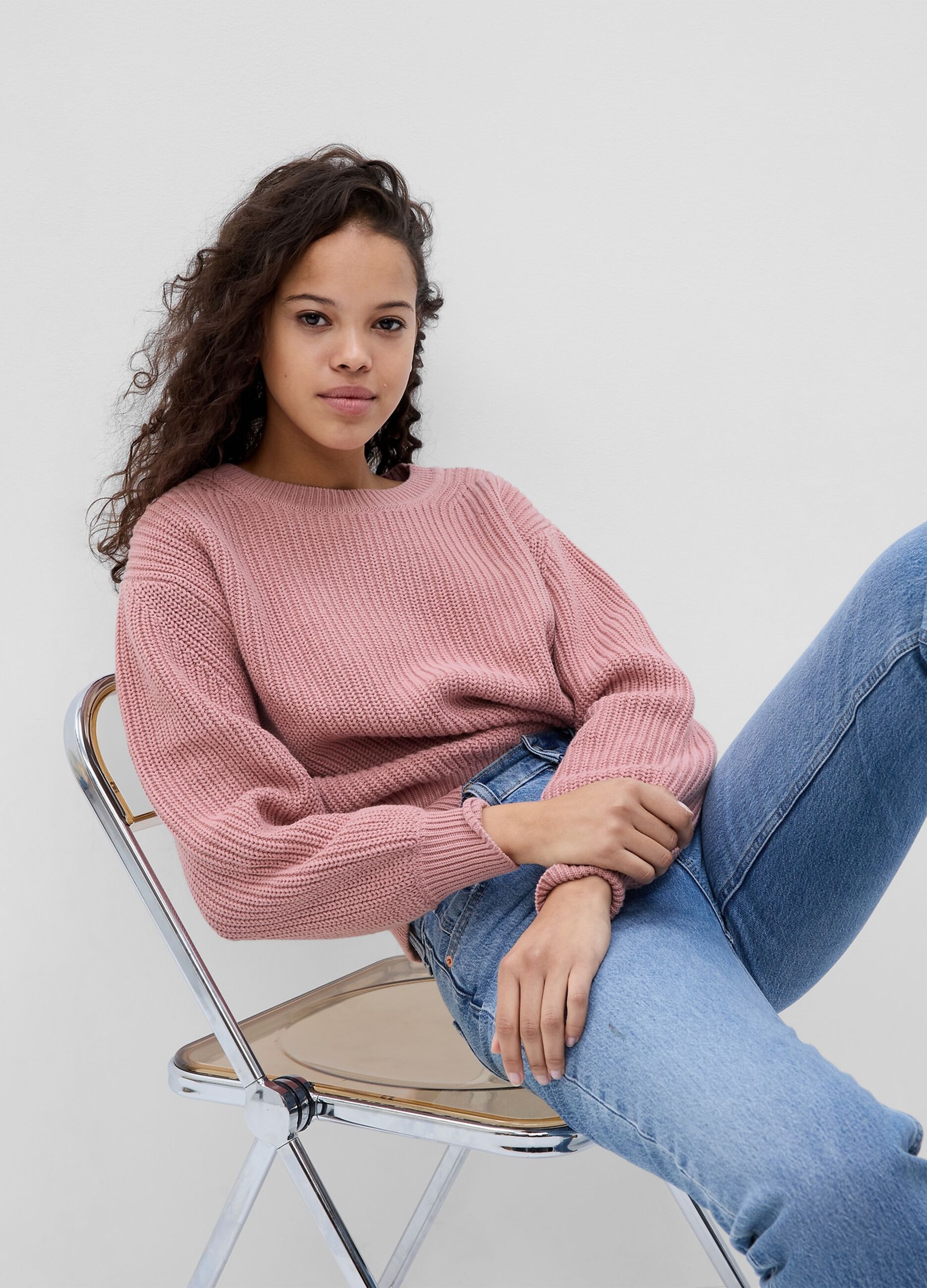 Pullover with round neck and ribbed design