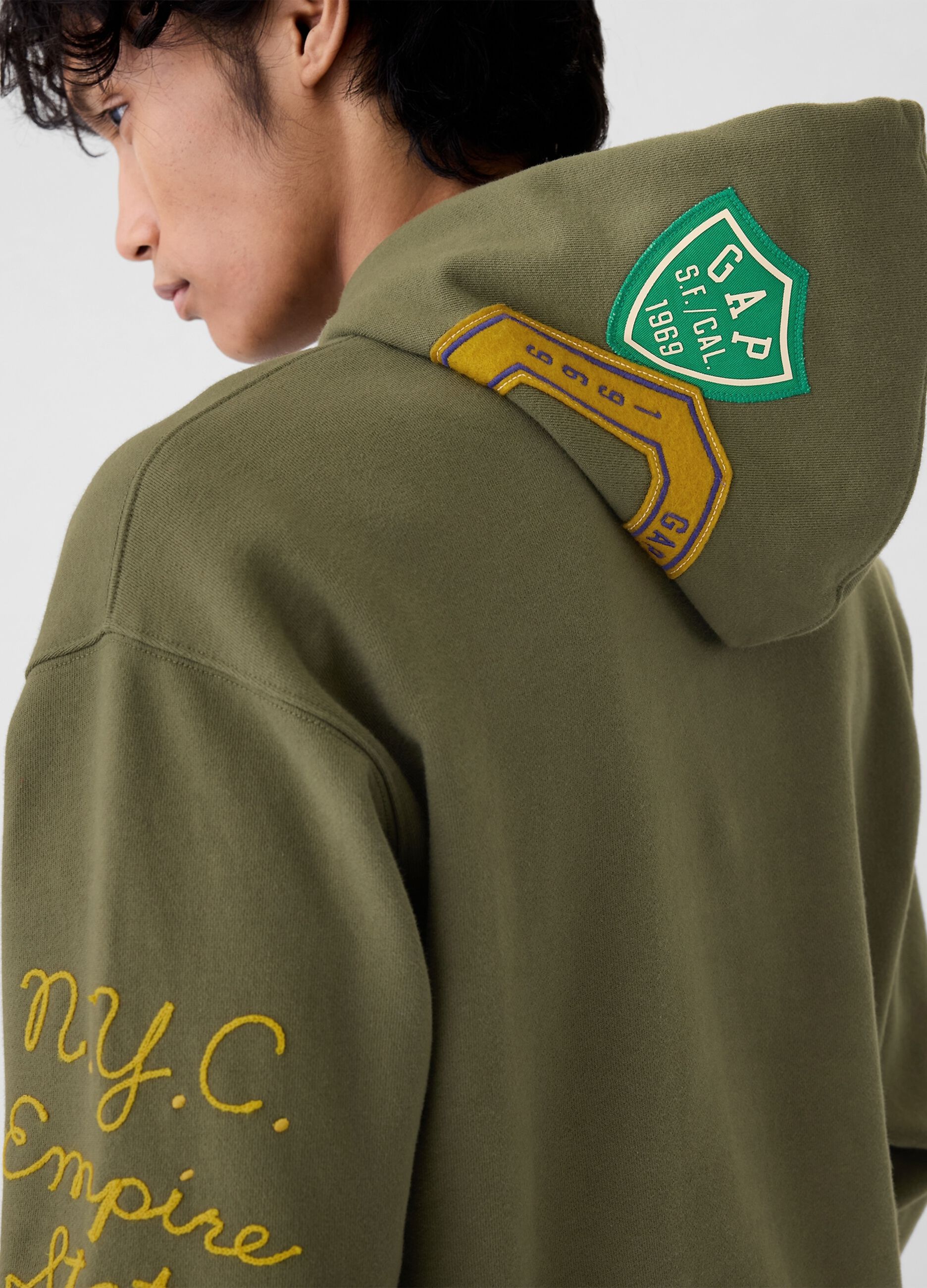 Felpa con cappuccio e patch logo_3
