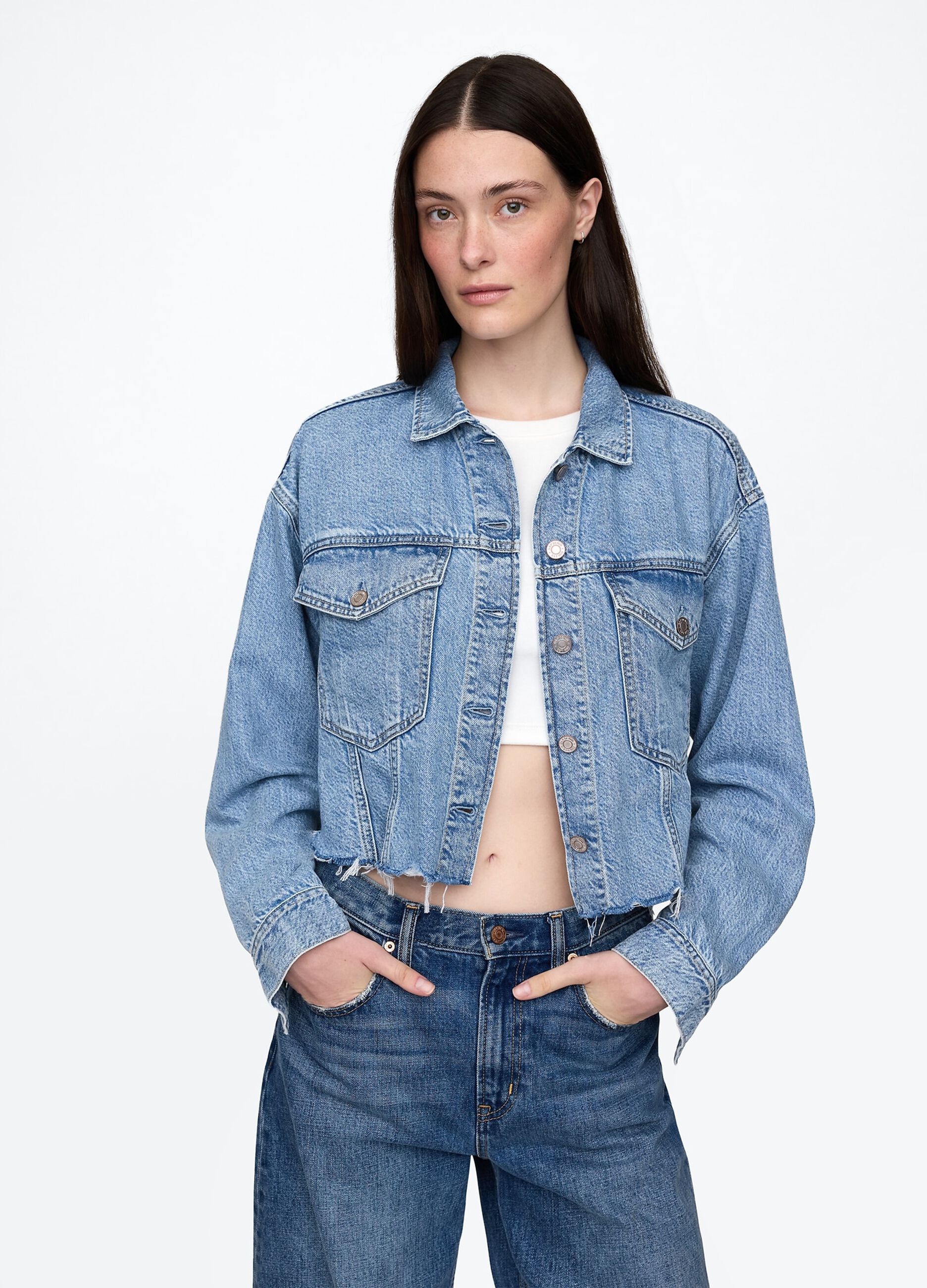 Giacca cropped in denim con bordi sfrangiati