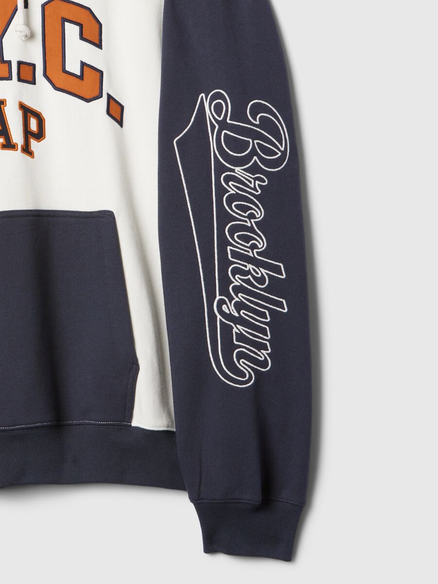 Colourblock sweatshirt with basketball motif and hood Man_4
