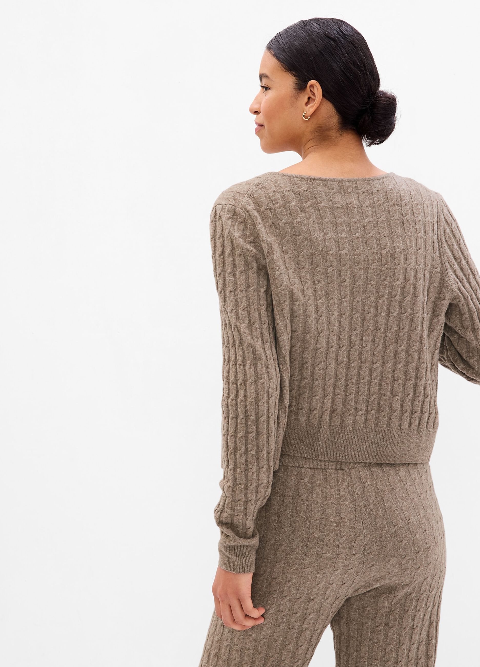 Cardigan with cable-knit design_2